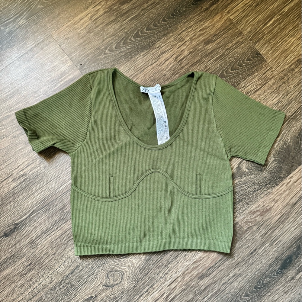 Zara crop top, size M/L, never worn but no tags.